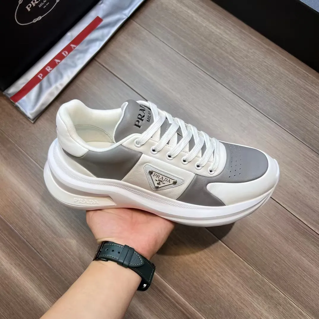 P440 Prad* men's new soft leather casual sneakers. This sneaker is made of Napa cowhide. The leather is soft and fine, with a natural texture, which improves breathability. The outer side is coated with an enamel metal triangle logo to embellish the shoe body. The tongue and heel are decorated with brand letter logo details. Ultra-lightweight 6cm concave and convex rubber thick sole with PRADA letter logo on the side and cowhide lining. It feels comfortable on the foot and is exquisite and versatile!